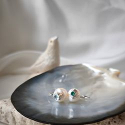 Perlų uogos - melsvos gėlytės 